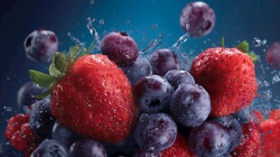 新鲜浆果水花四溅的瞬间