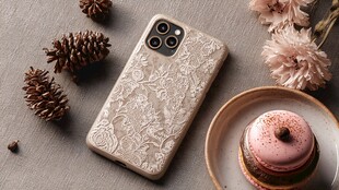 精致手机壳与甜点静物搭配