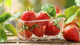 晶莹草莓装于透明容器中