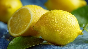 新鲜带水珠的饱满黄柠檬