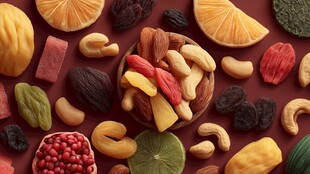 多彩缤纷的混合干果与水果干