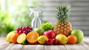 多彩新鲜水果与清洁喷雾