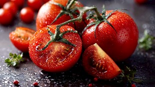 新鲜多汁的番茄静物特写