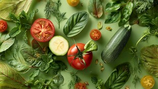 新鲜蔬菜与绿叶的组合