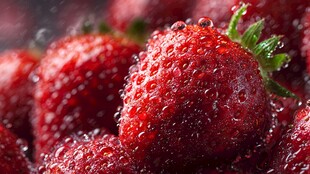 新鲜带水珠的诱人草莓