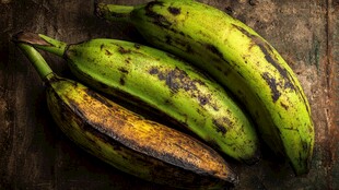 长斑的三根新鲜香蕉