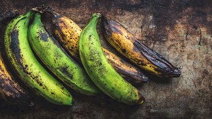 绿黄相间的成熟与未熟香蕉