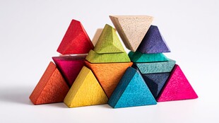 彩色三角积木堆叠造型