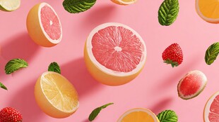 粉色背景上的缤纷水果