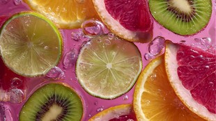 缤纷水果切片泡于粉色液体