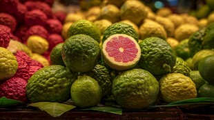 多彩柑橘类水果堆叠展示