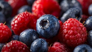新鲜树莓蓝莓诱人组合