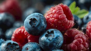 新鲜蓝莓与树莓的诱人组合