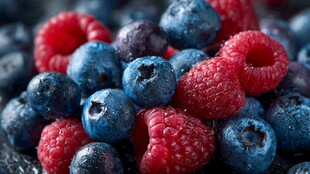 新鲜蓝莓与树莓的诱人组合