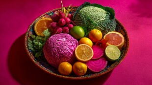 多彩果蔬拼盘装点粉色背景