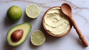 牛油果泥配青柠与木勺