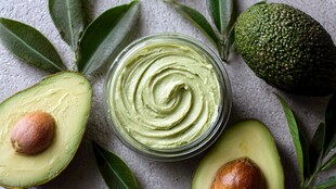 牛油果护肤霜与新鲜牛油果