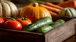 木盒中的多彩新鲜蔬菜