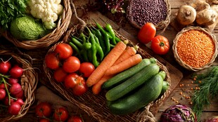 多彩新鲜蔬菜摆放在木桌上