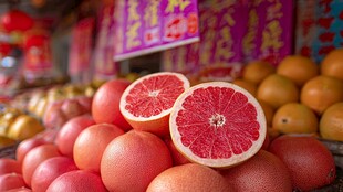 新鲜红柚堆于水果摊前