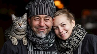 夫妻与萌猫的温馨瞬间