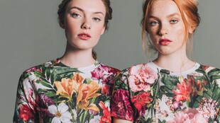 双姝身着花卉印花时尚上衣