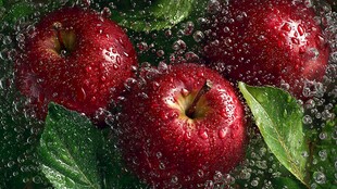 水润红苹果与翠绿叶片