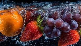 水中多彩鲜果的灵动瞬间