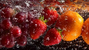 水果入水瞬间的缤纷水花