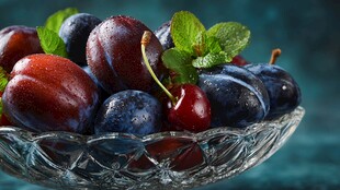 玻璃碗中的多彩新鲜浆果