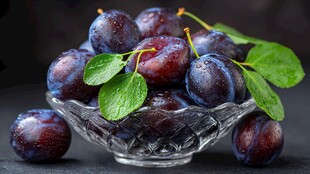 玻璃碗中的新鲜紫叶李子