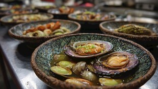 多样海鲜盛于古朴瓷碗中