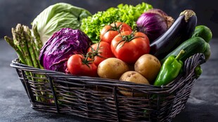 篮子里的多彩新鲜蔬菜