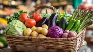 满载新鲜蔬菜的田园风菜篮