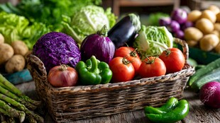 篮子里的多彩新鲜蔬菜