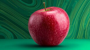 红苹果特写于绿背景中