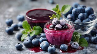 蓝莓果酱与鲜果的美味组合