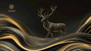 金色麋鹿立于流动波纹间