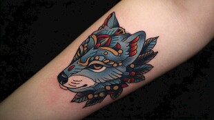 臂上狼头纹身 独特图腾风