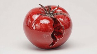 被咬一口的红番茄雕塑