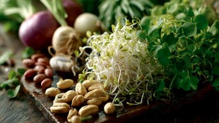 新鲜蔬菜与坚果的健康组合