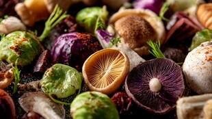 多彩新鲜蘑菇与蔬菜拼盘