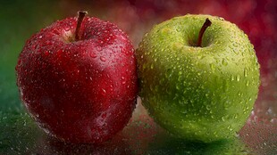 红青双苹果 水珠添清新