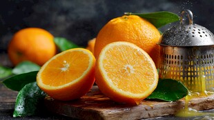 新鲜橙子与手动榨汁器