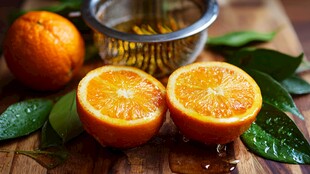 鲜橙切片与榨汁器具摆拍