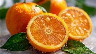 新鲜多汁的切开橙子