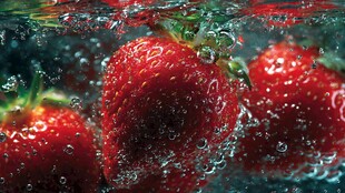 草莓入水瞬间的美妙画面