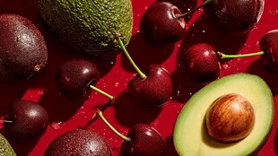 红底上的牛油果与樱桃