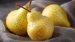 水珠晶莹的鲜嫩黄梨