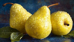 三颗带水珠的鲜嫩黄梨